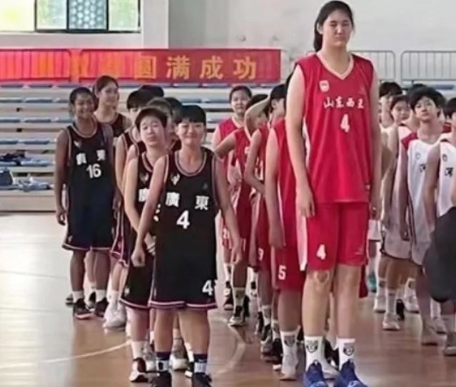 14 வயதில் Zhang Ziyu 2.26 மீட்டர் உயரம், புதிய Yao Ming?